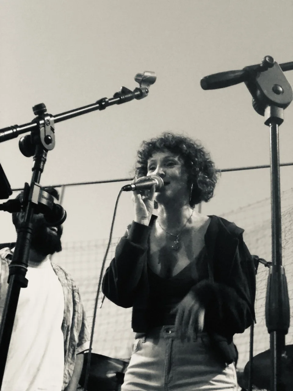Roberta Rullo canta dal vivo al microfono